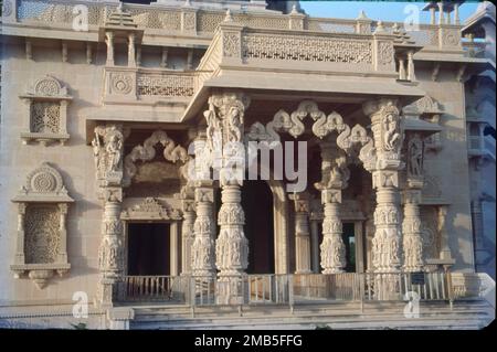 Swaminarayan Akshardham a Gandhinagar, Gujarat, India è un grande complesso di templi indù ispirato da Yogiji Maharaj, il quarto successore spirituale di Swaminarayan, e creato da Pramukh Swami Maharaj, il quinto successore spirituale di Swaminarayan secondo la denominazione BAPS dell'induismo Swaminarayan. Foto Stock