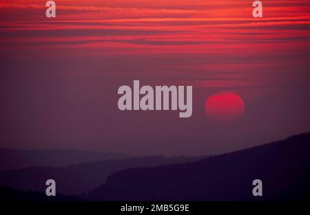 Tramonto mozzafiato sulle montagne Vosges in Francia. Foto Stock