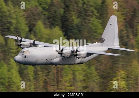 C-130 aeroplano da trasporto militare Hercules che vola a basso livello nel regno unito. Lake District, Galles e Scozia, Regno Unito formazione pilota di basso livello Foto Stock