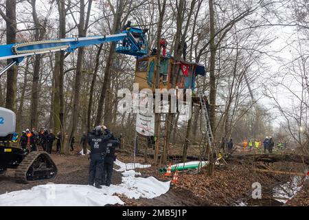 20 gennaio 2023, Hessen, Francoforte sul meno: Forze di polizia speciali liberano la foresta di Fechenheimer dagli ultimi attivisti. Questi volevano impedire il taglio degli alberi che vi si trovavano in preparazione alla costruzione di un tunnel. Foto: Helmut Fricke/dpa Foto Stock