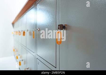 Armadietto grigio con chiave per la sicurezza nelle strutture pubbliche Foto Stock