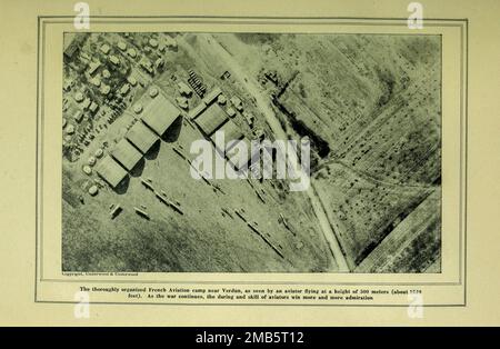 Campo di aviazione francese vicino a Verdun dal libro la storia della grande guerra; i registri storici completi degli eventi fino ad oggi DIPLOMATICI E DOCUMENTI DI STATO di Reynolds, Francis Joseph, 1867-1937; Churchill, Allen Leon; Miller, Francis Trevelyan, 1877-1959; Wood, Leonard, 1860-1927; Knight, Austin Melvin, 1854-1927; Palmer, Frederick, 1873-1958; Simonds, Frank Herbert, 1878-; Ruhl, Arthur Brown, 1876- Volume V pubblicato nel 1916 Foto Stock