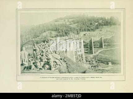 Trasporto di prigionieri russi attraverso una gola in Galizia dal libro la storia della grande guerra; la storia completa degli eventi fino ad oggi DIPLOMATICI E DOCUMENTI DI STATO di Reynolds, Francis Joseph, 1867-1937; Churchill, Allen Leon; Miller, Francis Trevelyan, 1877-1959; Wood, Leonard, 1860-1927; Knight, Austin Melvin, 1854-1927; Palmer, Frederick, 1873-1958; Simonds, Frank Herbert, 1878-; Ruhl, Arthur Brown, 1876- Volume VII pubblicato nel 1920 Foto Stock