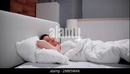 Donna che si sveglia. Wakeup e stretching Whole Body Foto Stock