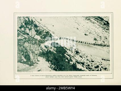 Colonna delle truppe ungheresi in Dalmazia dal libro la storia della grande guerra; la cronaca storica completa degli eventi fino ad oggi DIPLOMATICI E DOCUMENTI DI STATO di Reynolds, Francis Joseph, 1867-1937; Churchill, Allen Leon; Miller, Francis Trevelyan, 1877-1959; Wood, Leonard, 1860-1927; Knight, Austin Melvin, 1854-1927; Palmer, Frederick, 1873-1958; Simonds, Frank Herbert, 1878-; Ruhl, Arthur Brown, 1876- Volume VIII pubblicato nel 1920 Foto Stock