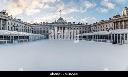 Pista di pattinaggio su ghiaccio al Somerset House di Londra durante le feste. Foto Stock