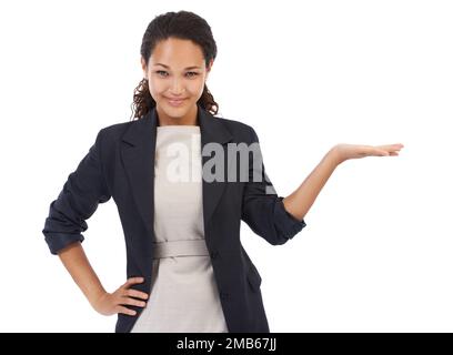 Corporativo, lavoratore e ritratto di donna con la disposizione del prodotto per l'introduzione sul mercato con il sorriso positivo. Felicità, fiducia ed elegante donna nera con Foto Stock