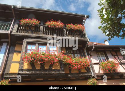 Case in Eguisheim, Alsazia, Francia Foto Stock