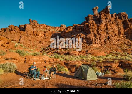 I campeggiatori che fanno colazione, adulti anziani, al Campeggio Shafer, Canyonlands National Park, Utah, STATI UNITI Foto Stock