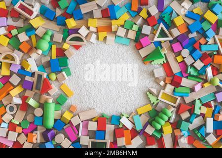 Mattoni di legno Montessori materiale arcobaleno spettro disposizione riga cornice spazio copia Foto Stock