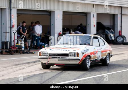 La Ford Capri di Jon Spiers e Ollie Hancock nella National Pit Lane alla fine del Tony Dron Memorial Trophy per la gara MRL Historic Touring Cars Foto Stock