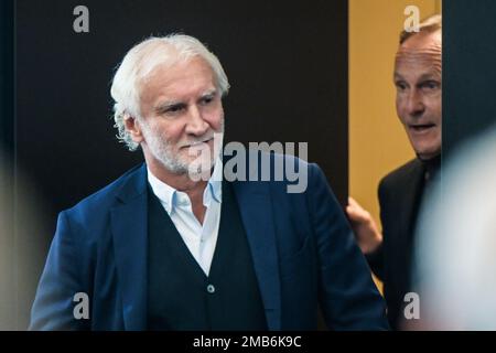 20 gennaio 2023, Hessen, Francoforte sul meno: Calcio: Conferenza stampa DFB al campus DFB, Rudi Völler, nuovo direttore sportivo della squadra nazionale maschile di calcio, arriva alla conferenza stampa. Foto: Sebastian Gollnow/dpa Foto Stock