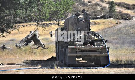 Gli specialisti del trattamento delle acque collegati al 652nd Regional Support Group assicurano che l'acqua fluisca in una struttura temporanea per la doccia dei soldati della riserva dell'esercito durante il Combat Support Training Exercise (CSTX) 22, giugno 13, Fort Hunter Liggett, Calif. Il CSTX è un esercizio congiunto che prepara le unità per le implementazioni operative in tutto il mondo. La RSG 652nd ha sede a Helena, Month., e prenderà il controllo delle attività del Gruppo di sostegno regionale 653rd fino alla fine dell'esercizio. Foto Stock