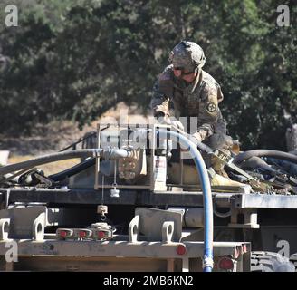 Uno specialista del trattamento delle acque collegato al 652nd Regional Support Group assicura che l'acqua fluisca in una struttura temporanea per la doccia dei soldati della Riserva dell'Esercito durante il Combat Support Training Exercise (CSTX) 22, giugno 13, Fort Hunter Liggett, Calif. Il CSTX è un esercizio congiunto che prepara le unità per le implementazioni operative in tutto il mondo. La RSG 652nd ha sede a Helena, Month., e prenderà il controllo delle attività del Gruppo di sostegno regionale 653rd fino alla fine dell'esercizio. Foto Stock