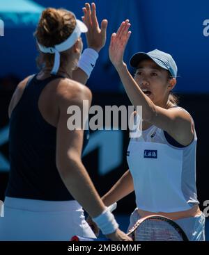 Melbourne, Australia. 20th Jan, 2023. Zhang Shuai (R) della Cina festeggia con il suo partner Beatriz Haddad Maia del Brasile durante la partita di primo turno delle donne contro Bethanie Mattek-Sands degli Stati Uniti e Leylah Fernandez del Canada al torneo di tennis Australian Open di Melbourne, Australia, il 20 gennaio 2023. Credit: HU Jingchen/Xinhua/Alamy Live News Foto Stock