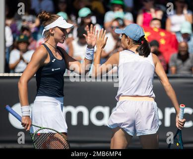 Melbourne, Australia. 20th Jan, 2023. Zhang Shuai (R) della Cina festeggia con il suo partner Beatriz Haddad Maia del Brasile durante la partita di primo turno delle donne contro Bethanie Mattek-Sands degli Stati Uniti e Leylah Fernandez del Canada al torneo di tennis Australian Open di Melbourne, Australia, il 20 gennaio 2023. Credit: HU Jingchen/Xinhua/Alamy Live News Foto Stock