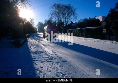 Consegna Van in auto su Icy Road nella neve in Un Sunny Day Surrey Inghilterra Foto Stock