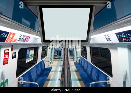 Cartellone informativo bianco in metropolitana pubblica. uno schermo vuoto in un'automobile della metropolitana o nei trasporti pubblici urbani, Foto Stock