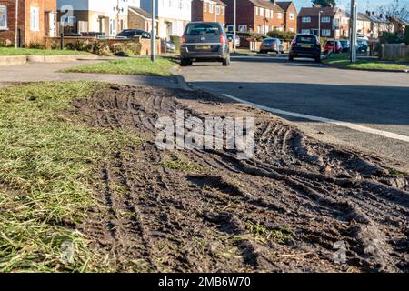 Gli automobilisti che parcheggiavano su un'erba in inverno hanno zusciato l'erba e l'hanno trasformata in fango. Foto Stock