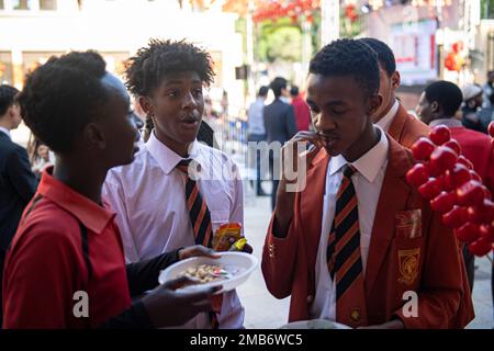 Nairobi, Kenya. 19th Jan, 2023. Gli studenti kenioti provano gli spuntini durante un evento di celebrazione del Capodanno cinese a Nairobi, Kenya, 19 gennaio 2023. Per celebrare il prossimo Capodanno cinese, il Confucio Institute presso l'Università di Nairobi ha tenuto un evento di celebrazione il Giovedi. Una serie di attività funge da ponte per migliorare la comprensione reciproca tra il popolo cinese e quello keniota, consentendo alle persone di sperimentare l'essenza della cultura cinese tradizionale. Credit: Li Yahui/Xinhua/Alamy Live News Foto Stock