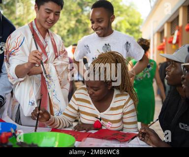 Nairobi, Kenya. 19th Jan, 2023. Una donna sperimenta la calligrafia cinese durante un evento di celebrazione del Capodanno cinese a Nairobi, Kenya, 19 gennaio 2023. Per celebrare il prossimo Capodanno cinese, il Confucio Institute presso l'Università di Nairobi ha tenuto un evento di celebrazione il Giovedi. Una serie di attività funge da ponte per migliorare la comprensione reciproca tra il popolo cinese e quello keniota, consentendo alle persone di sperimentare l'essenza della cultura cinese tradizionale. Credit: Li Yahui/Xinhua/Alamy Live News Foto Stock