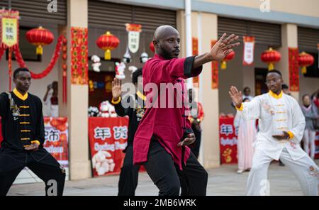 Nairobi, Kenya. 19th Jan, 2023. I membri di un club cinese Kungfu dell'Istituto Confucio eseguono Taijiquan, un'arte marziale cinese, durante un evento di celebrazione del Capodanno cinese a Nairobi, Kenya, 19 gennaio 2023. Per celebrare il prossimo Capodanno cinese, il Confucio Institute presso l'Università di Nairobi ha tenuto un evento di celebrazione il Giovedi. Una serie di attività funge da ponte per migliorare la comprensione reciproca tra il popolo cinese e quello keniota, consentendo alle persone di sperimentare l'essenza della cultura cinese tradizionale. Credit: Li Yahui/Xinhua/Alamy Live News Foto Stock