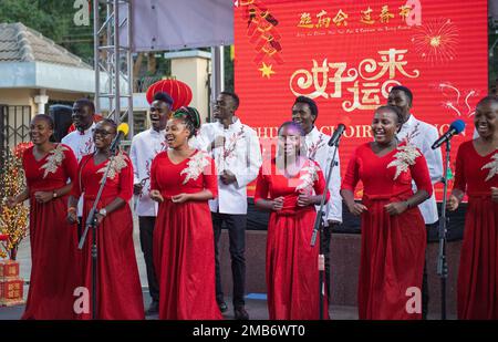 Nairobi, Kenya. 19th Jan, 2023. Gli studenti dell'Università di Nairobi cantano una canzone cinese durante un evento di celebrazione del Capodanno cinese a Nairobi, Kenya, 19 gennaio 2023. Per celebrare il prossimo Capodanno cinese, il Confucio Institute presso l'Università di Nairobi ha tenuto un evento di celebrazione il Giovedi. Una serie di attività funge da ponte per migliorare la comprensione reciproca tra il popolo cinese e quello keniota, consentendo alle persone di sperimentare l'essenza della cultura cinese tradizionale. Credit: Li Yahui/Xinhua/Alamy Live News Foto Stock