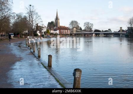 Marlow, Buckinghamshire, Regno Unito. 20th gennaio 2023. Acqua ghiacciata sul sentiero del Tamigi. Il Tamigi a Marlow ha scoppiato le sue rive dopo una forte pioggia all'inizio di gennaio. I livelli dell'acqua stanno cominciando a scendere ma ci è ghiaccio sul percorso del Tamigi dove l'acqua di inondazione si è congelata sopra. I livelli dell'acqua sono ora alla stessa altezza del sentiero in alcuni luoghi. Un allerta alluvione rimane in atto per il Tamigi da Hurley a Cookham compreso Marlow. Credit: Maureen McLean/Alamy Live News Foto Stock