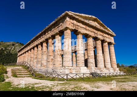 Il tempio dorico di Segesta, una rovina conservata di un antico insediamento elimiano di 2500 anni e successivamente greco nella Sicilia nord-occidentale. Foto Stock