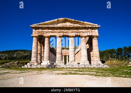 Il tempio dorico di Segesta, una rovina conservata di un antico insediamento elimiano di 2500 anni e successivamente greco nella Sicilia nord-occidentale. Foto Stock