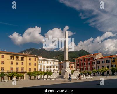 L'obelisco in Piazza Aranci, massa, Italia, in una giornata di sole Foto Stock