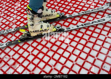 Oberaudorf, Germania. 20th Jan, 2023. Un uomo sta con i suoi sci su una pista che è stata preparata con speciali tappetini in plastica. I tappetini possono essere utilizzati per sciare tutto l'anno. Credit: Peter Kneffel/dpa/Alamy Live News Foto Stock