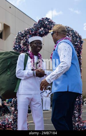 STATI UNITI Navy Seaman Jaylayn Horde, controlman dei danni, assegnato al cacciatorpediniere missilistico guidato della classe Arleigh Burke USS Frank E. Petersen, Jr. (DDG 121), scrolla le mani con Frank Petersen III durante la cerimonia di ritorno della nave alla Joint base Pearl Harbor-Hickam, Hawaii, 13 giugno 2022. La USS Frank E. Petersen, Jr. Prende il nome dagli Stati Uniti ritirati Frank E. Petersen, Jr., che è stato il primo nero degli Stati Uniti Marine Corps aviatore e la prima Black Marine a diventare un generale a tre stelle. Petersen ha servito due tournée di combattimento: In Corea nel 1953 e in Vietnam nel 1968. Volò più di 350 co Foto Stock