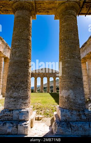 Particolare del tempio dorico di Segesta, una rovina conservata di un antico insediamento elimiano di 2500 anni e successivamente greco nella Sicilia nord-occidentale. Foto Stock