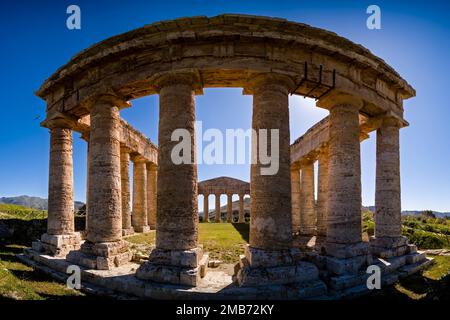 Il tempio dorico di Segesta, una rovina conservata di un antico insediamento elimiano di 2500 anni e successivamente greco nella Sicilia nord-occidentale. Foto Stock