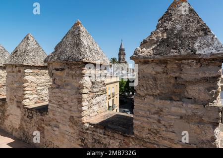 Torre della Chiesa di Santiago visto dai merlamenti dell'Alcazar, Jerez de la Frontera, Andalusia, Spagna. Foto Stock