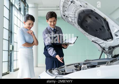 Riparazione di meccanici del personale con il cliente Foto Stock