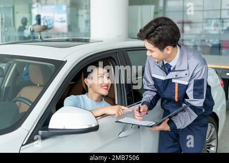 Riparazione di meccanici del personale con il cliente Foto Stock