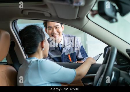 Riparazione di meccanici del personale con il cliente Foto Stock