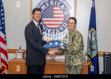 Dianna Wolfson, comandante del cantiere navale di Norfolk, si è Unito al Veterans Employee Readiness Group nel presentare 137 bandiere americane a Robie Gardner per il programma di ritiro della vostra bandiera della casa funeraria di Sturtevant. Foto Stock