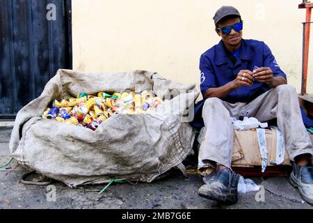 Salvador, Bahia, Brasile - 09 febbraio 2018: Può picker riposo seduto dopo il lavoro nella notte di Carnevale nella città di Salvador, Bahia. Foto Stock