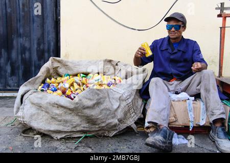 Salvador, Bahia, Brasile - 09 febbraio 2018: Può picker riposo seduto dopo il lavoro nella notte di Carnevale nella città di Salvador, Bahia. Foto Stock