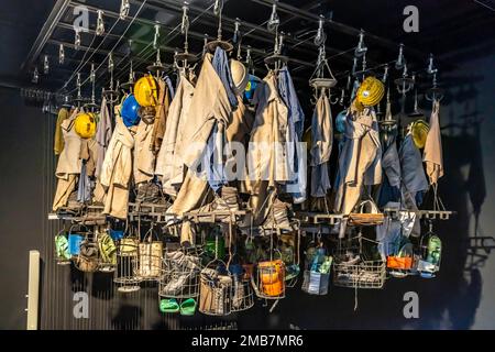 Decke der Schwarzkaue mit der Kleidung der Bergleute, Ausstellung im Deutschen Bergbau-Museum Bochum, Nordrhein-Westfalen, Deutschland | Miners Clot Foto Stock