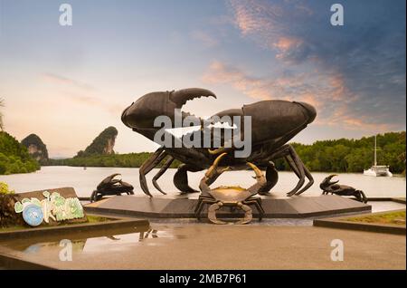 Krabi, Tailandia. Dicembre 8, 2022. La scultura dei granchi di fango a Krabi . Situato sulle rive del fiume Pak Nam. Le principali destinazioni turistiche della Thailandia Foto Stock