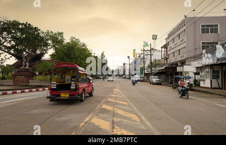 Krabi, Tailandia. Dicembre 8, 2022. Pak Nam centro della città di Krabi. Il porto di Pak Nam si trova qui. Le principali destinazioni turistiche della Thailandia Foto Stock