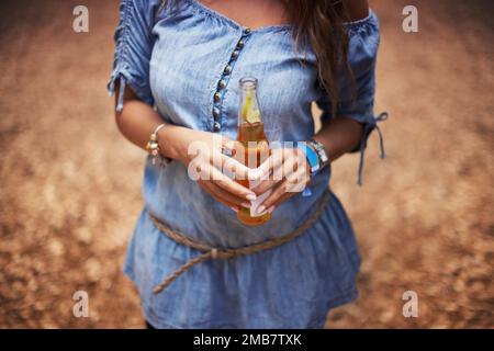 Le bevande fluiscono. Immagine ritagliata del portiere del festival che tiene una bevanda. Foto Stock