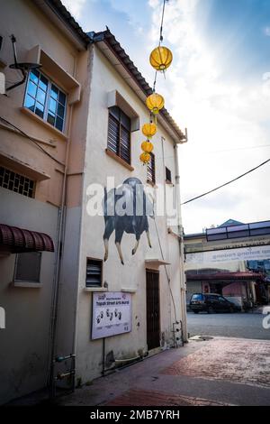 Perak, Malesia - 12 agosto 2022 : Mural di arte del muro alla città vecchia di Tapah. Tapah è un luogo unico con edifici vintage. Foto Stock