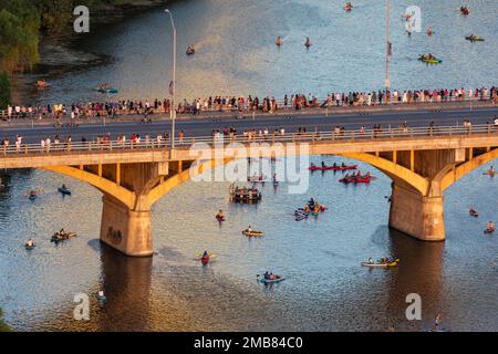 I turisti si riuniscono vicino al tramonto su Ann W. Richards Congress Street Bridge che attraversa il lago Ladybird nel centro di Austin, Texas, per guardare i pipistrelli sciame. Foto Stock