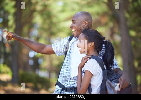 HES una guida naturale sentiero. un uomo che indica qualcosa alla moglie mentre si fa un'escursione nei boschi. Foto Stock