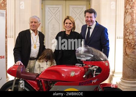 Il motociclista italiano Giacomo Agostini, sindaco di Nizza Christian Estrosi con la moglie Laura Tenoudji e la figlia Bianca durante la cerimonia di auguri alla comunità italiana di Nizza il 20 gennaio 2023 a Nizza, Francia. Photo by Lionel Urman/ABACAPRESS.COM Credit: Abaca Press/Alamy Live News Foto Stock